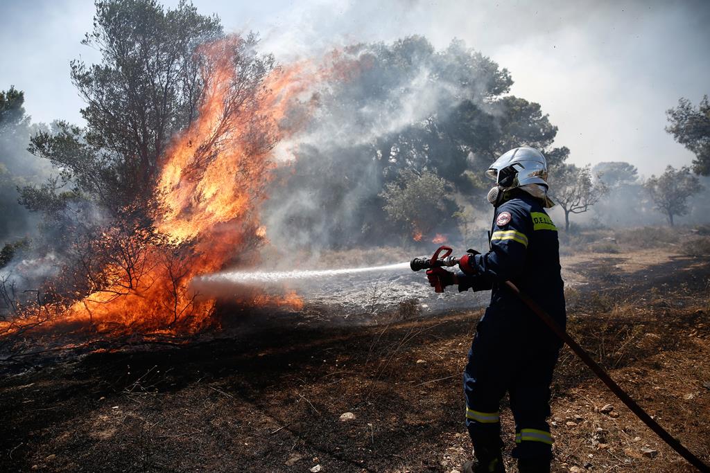 Incêndio nos arredores de Atenas, Grécia Foto: Yannis Kolesidis/EPA