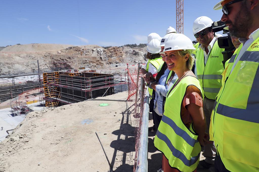 Marta Temido de visita às obras do novo Hospital Central do Alentejo. Foto: Nuno Veiga/Lusa