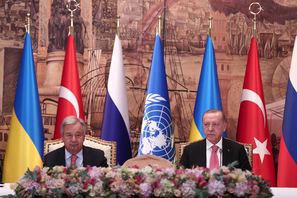 António Guterres e o Presidente turco na cerimónia de assinatura do acordo, em Istambul. Foto: Sedata Suna/EPA