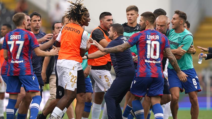 Confrontos entre jogadores do Vitória e do Hajduk Split em Guimarães. Foto: Hugo Delgado/EPA