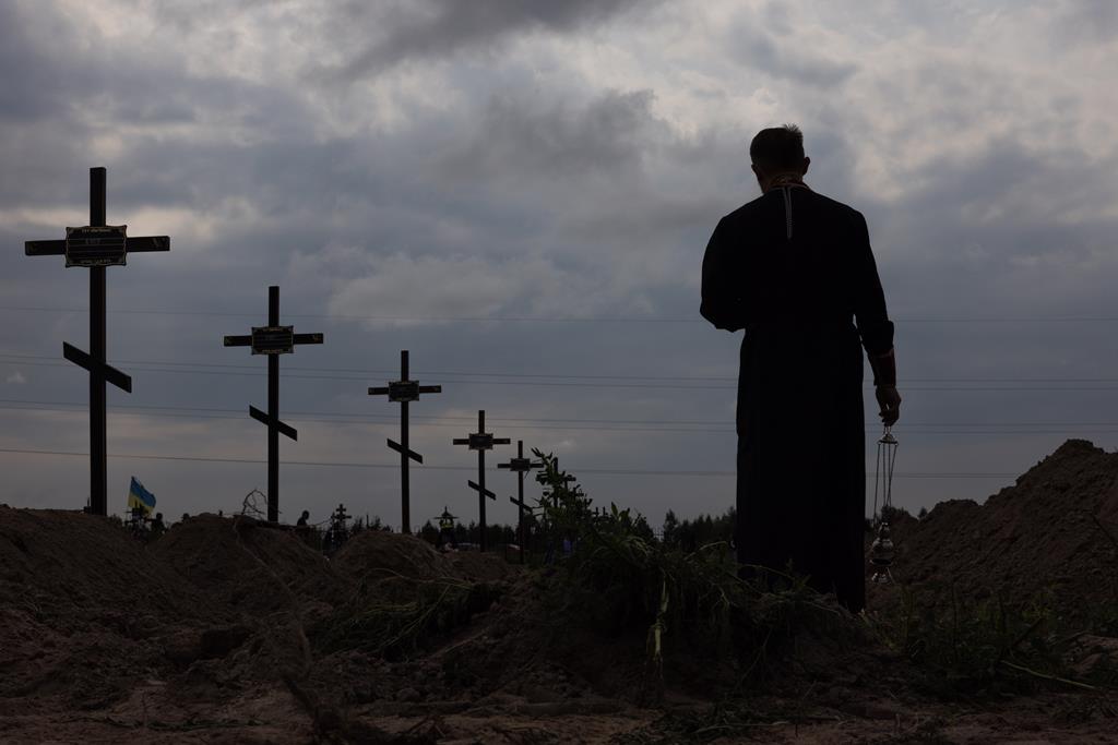Funeral de pessoas não identificas no massacre de Bucha. Foto: Roman Pilipey/EPA