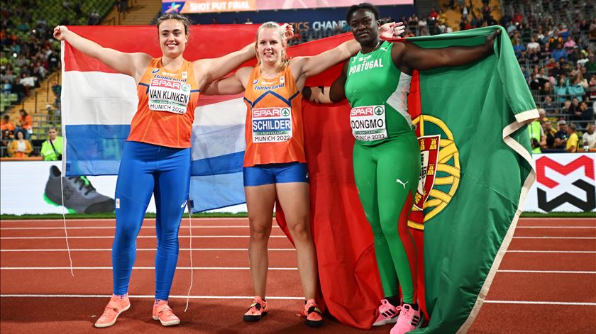 Jorinde van Klinken, Jessica Schilder e Auriol Dongmo no pódio do Europeu de Atletismo. Foto: Christian Bruna/EPA