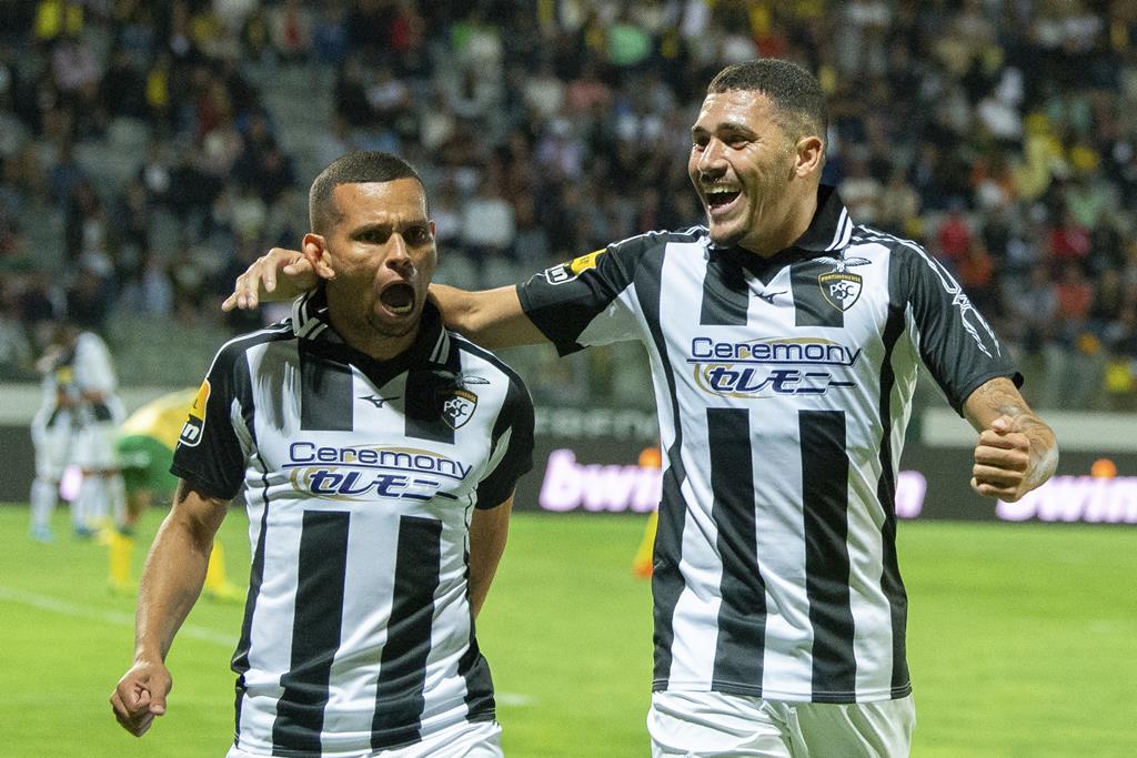Ewerton e Yago Cariello marcaram pelo Portimonense ao Paços Ferreira. Foto: Rui Manuel Farinha/Lusa
