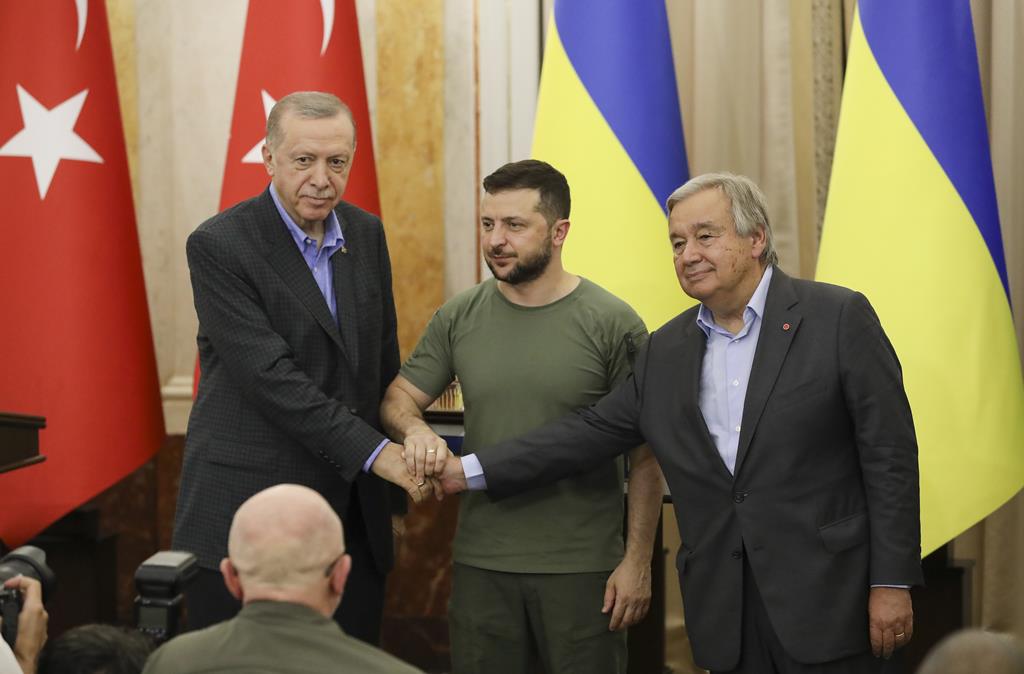 Tayyip Erdogan, Volodymyr Zelensky e António Guterres reunidos em Lviv. Foto: Mykola Tys/EPA