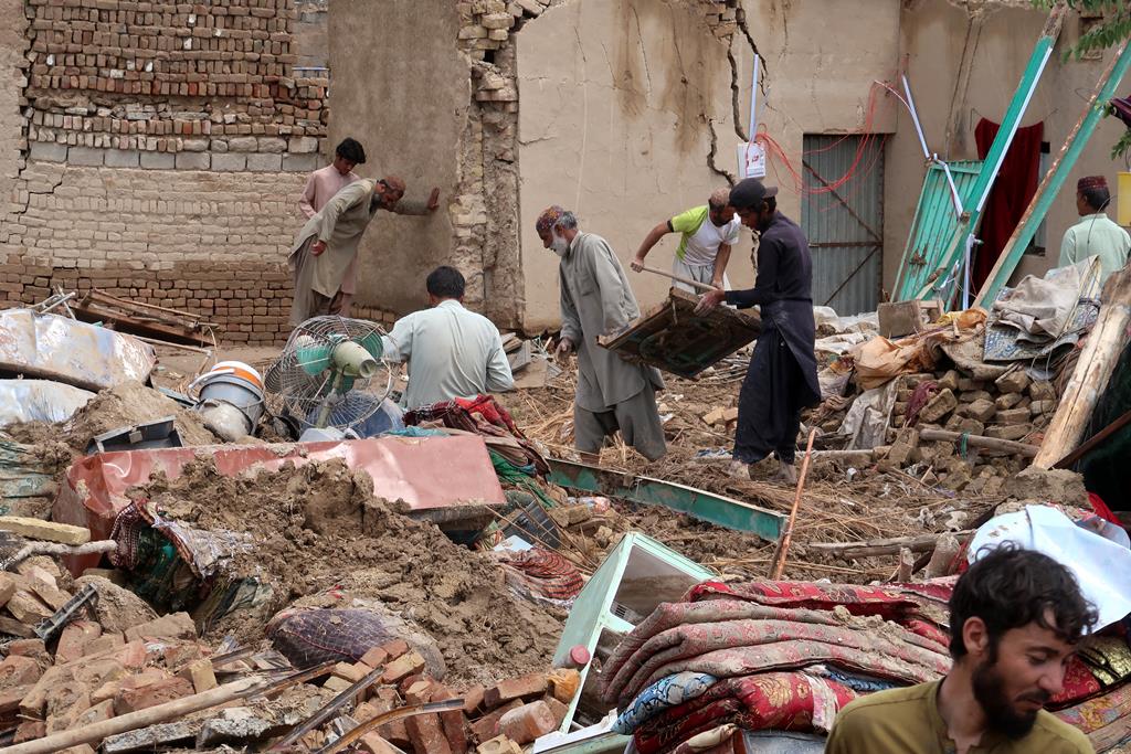 População faz levantamento dos danos na sequência das inundações nos arredores de Quetta, província do Balochistão, Paquistão. Foto: Fayyaz Ahmad/EPA
