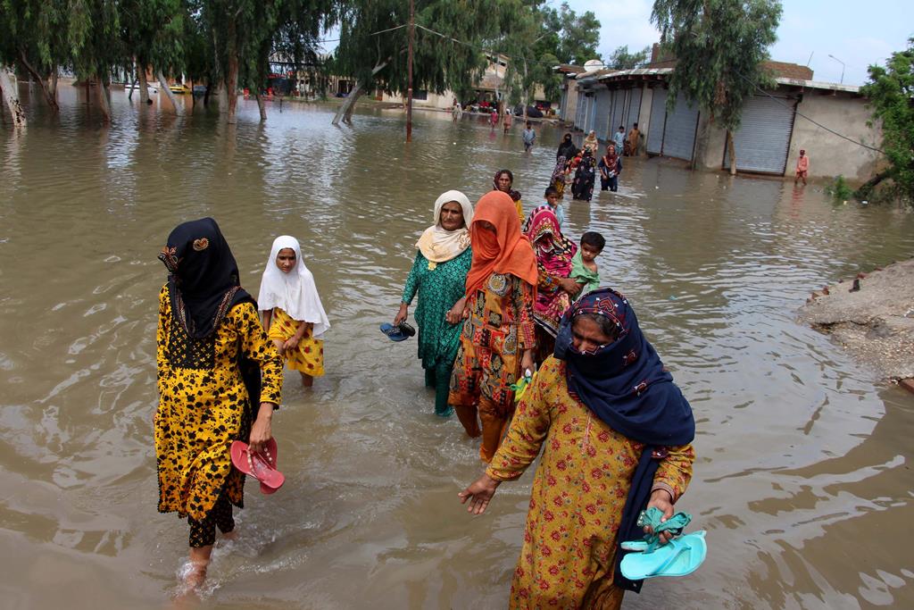 População percorre uma área inundada após fortes chuvas no distrito de Dadu, província de Farid Abad Sindh, Paquistão. Foto: Waqar Hussain/EPA
