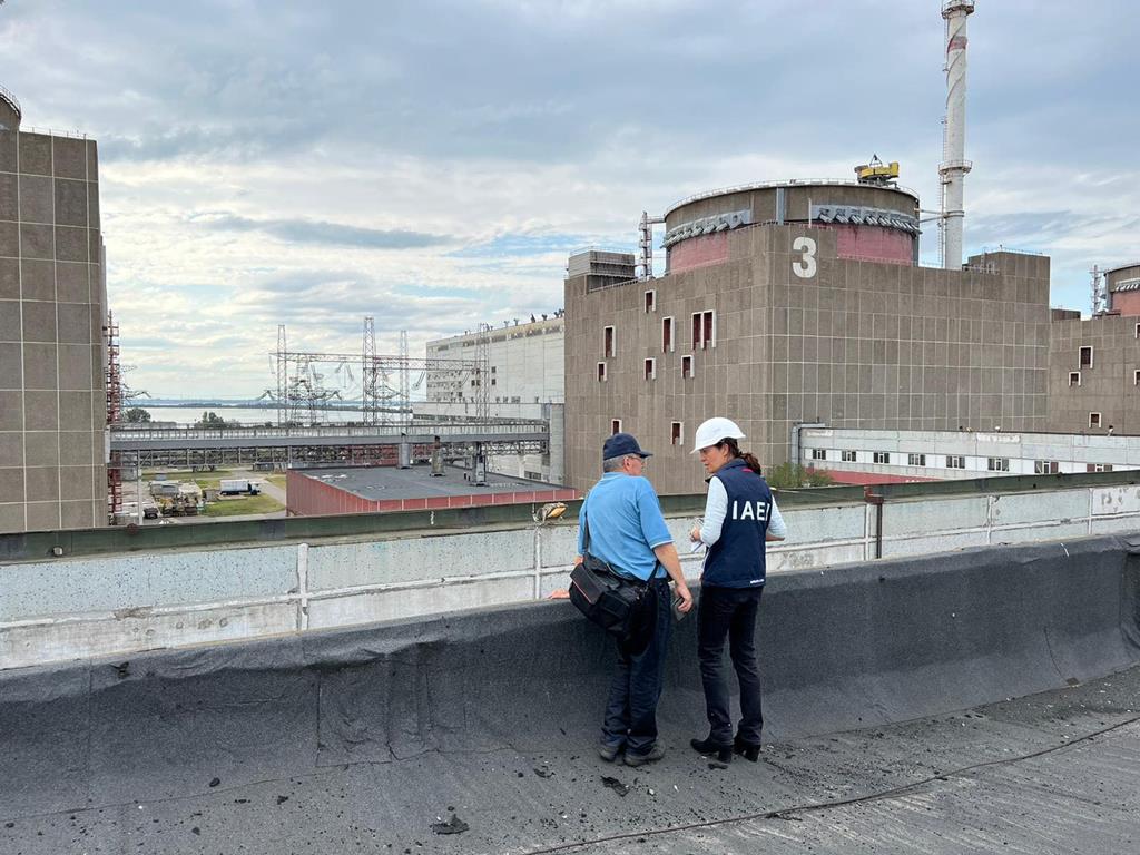Peritos da Agência Internacional de Energia Atómica na central nuclear de Zaporíjia. Foto: D. Candano Laris/AIEA/EPA