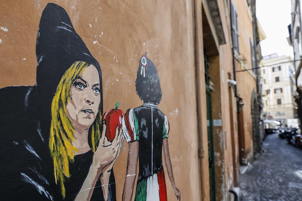Grafitti a representar Giorgia Meloni, líder do partido de extrema-direita Irmãos de Itália. Foto: Fabio Frustaci/EPA
