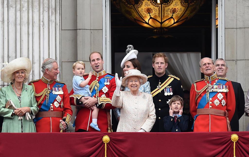Rei Carlos III e rainha Isabel II com o resto da família real britânica no Palácio de Buckingham Foto: Facundo Arrizabalaga/EPA