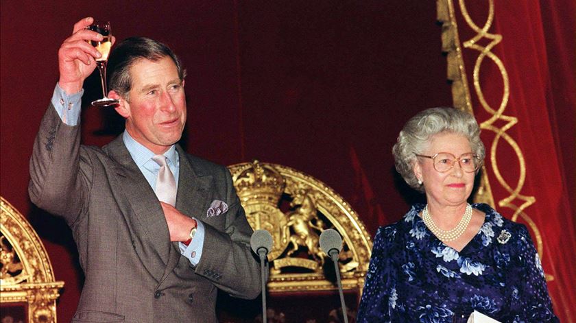 Rainha Isabel II e o filho, Rei Carlos III, em 1998. Foto: John Stillwell / Pool/EPA