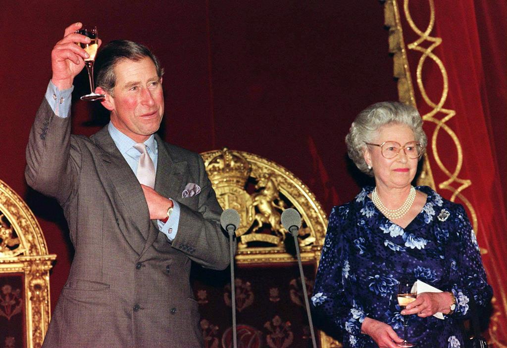Rainha Isabel II e o filho, Rei Carlos III, em 1998 Foto: John Stillwell / Pool/EPA