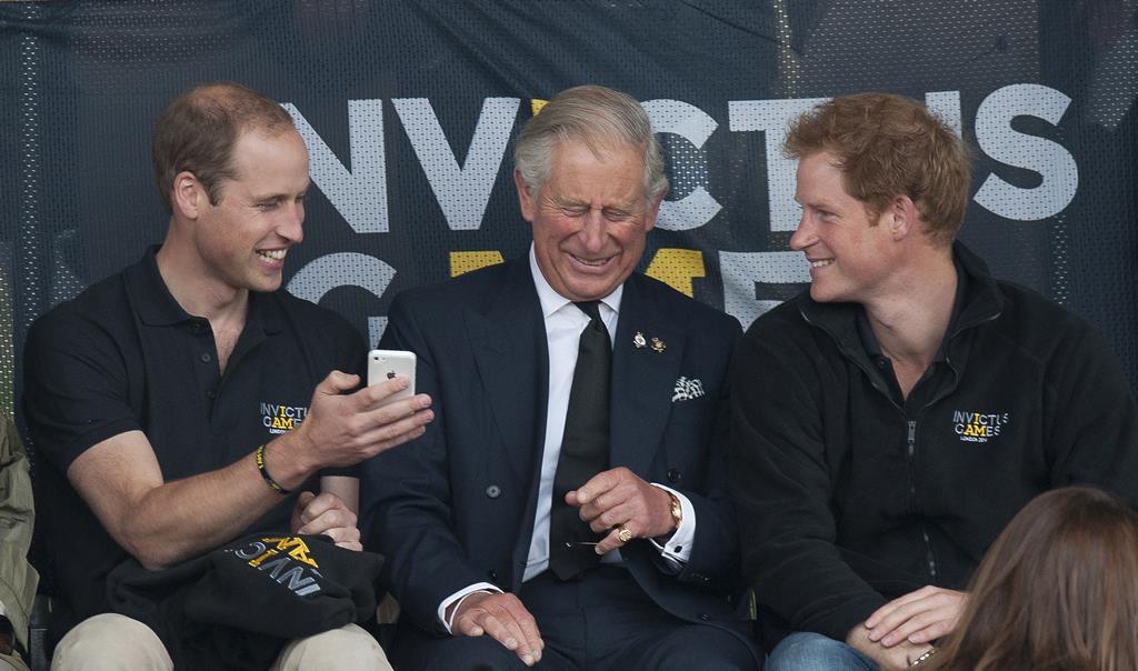 Rei Carlos III com os filhos Príncipe William e Príncipe Harry, em 2014 Foto: Str/EPA Foto: Will Oliver/EPA