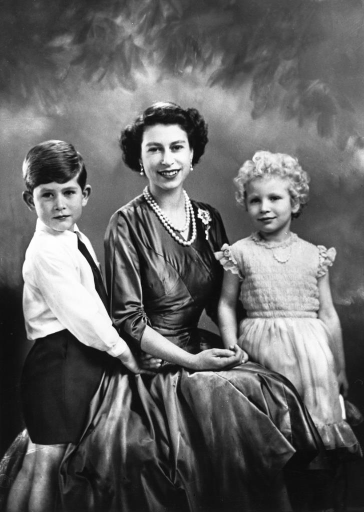 Rainha Isabel II com os filhos, Rei Carlos III e Princesa Anne, em 1954 Foto: Str/EPA
