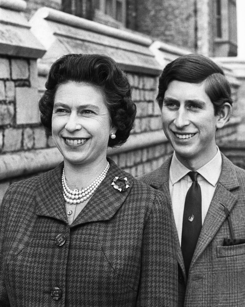 Rainha Isabel II com o filho Rei Carlos III, em 1969 Foto: Str/EPA