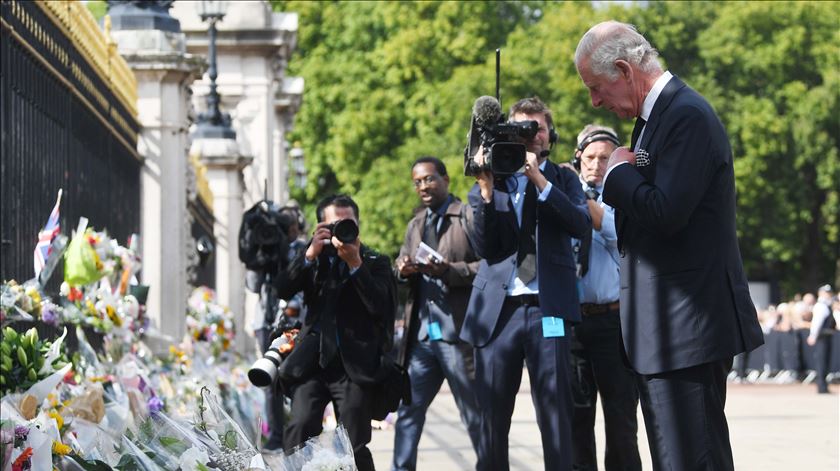 Carlos III no Palácio de Buckingham após a morte da rainha Isabel II.  Foto: Neil Hall/EPA