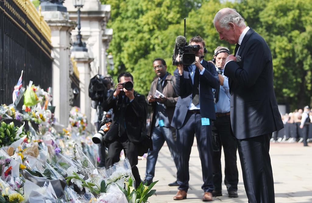 Rei Carlos III chega ao Palácio de Buckingham após a morte da rainha Isabel II  Foto: Neil Hall/EPA