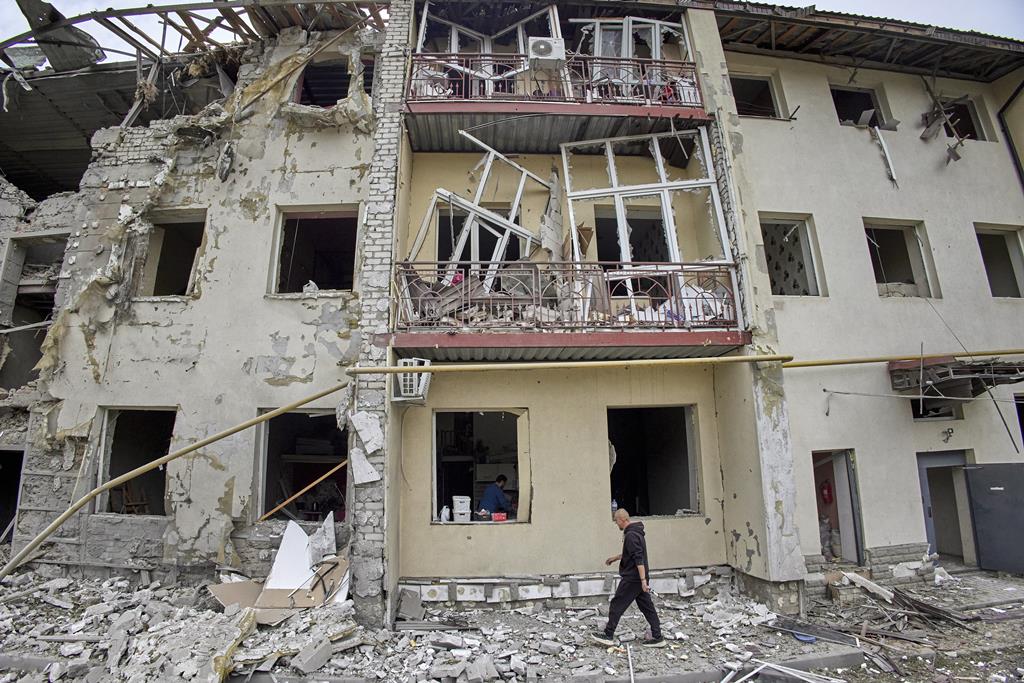Zona residencial de Kharkiv destruída por bombardeamentos. Foto: Sergey Kozlov/EPA