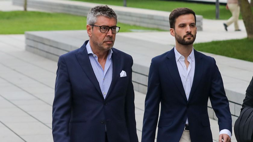 Francisco J. Marques e Diogo Faria à entrada para o julgamento do caso da divulgação dos emails do Benfica no Porto Canal. Foto: Miguel A. Lopes/Lusa