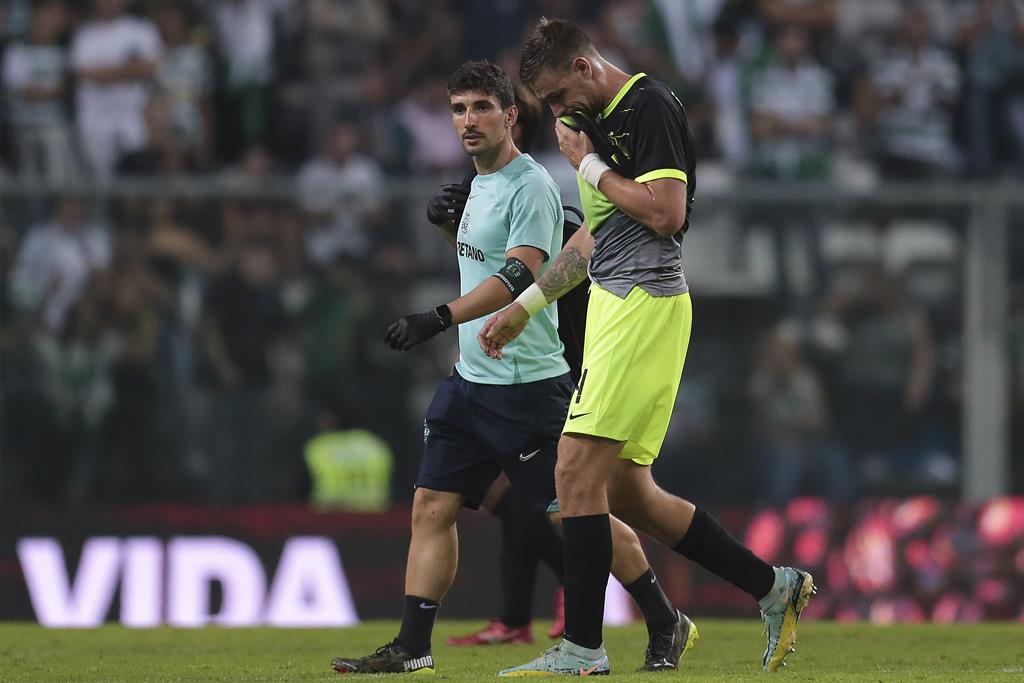 Coates, capitão do Sporting, sai lesionado da partida contra o Boavista. Foto: Manuel Fernando Araújo/Lusa