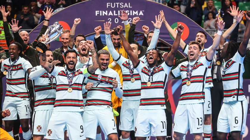 Portugal festeja finalíssima de futsal diante da Espanha. Foto: Juan Ignacio Roncoroni/EPA