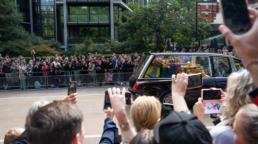 Isabel II. Multidões despedem-se da rainha nas ruas de Londres