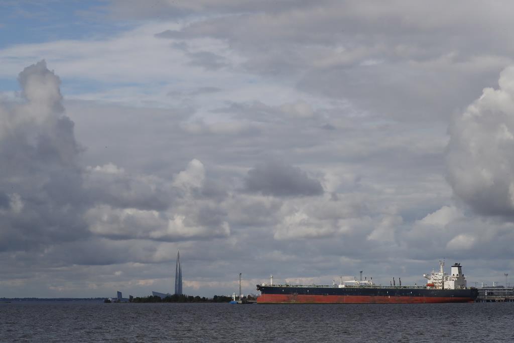 Petroleiro junto à sede da Gazprom, em São Petersburgo, Rússia. Foto: Anatoly Maltsev/EPA