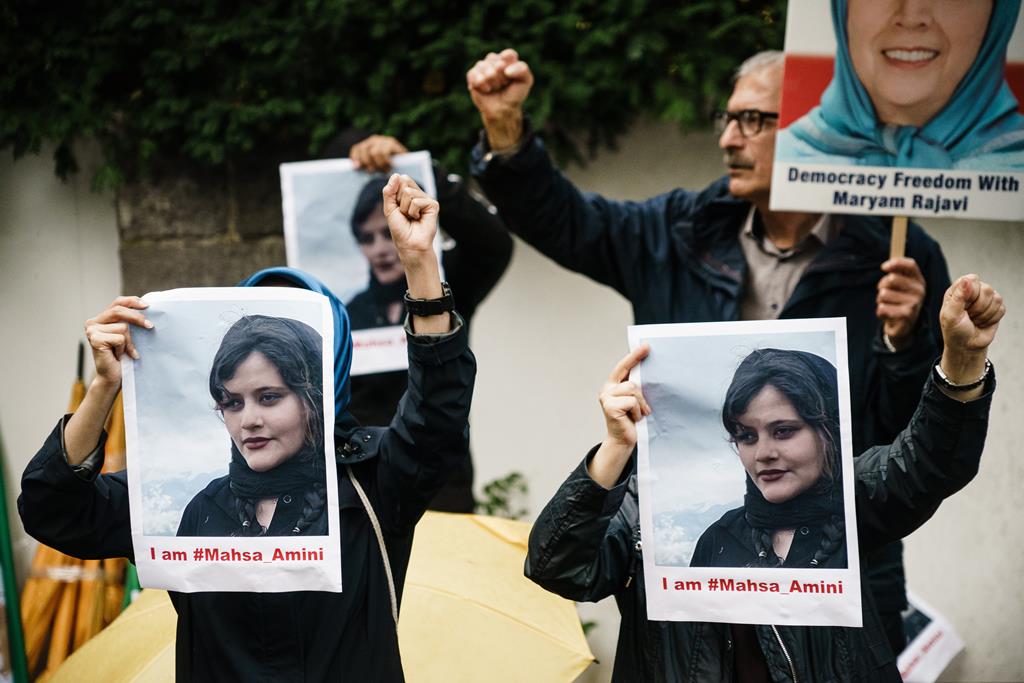 FOTO: adepta fez tributo a Mahsa Amini durante o País de Gales