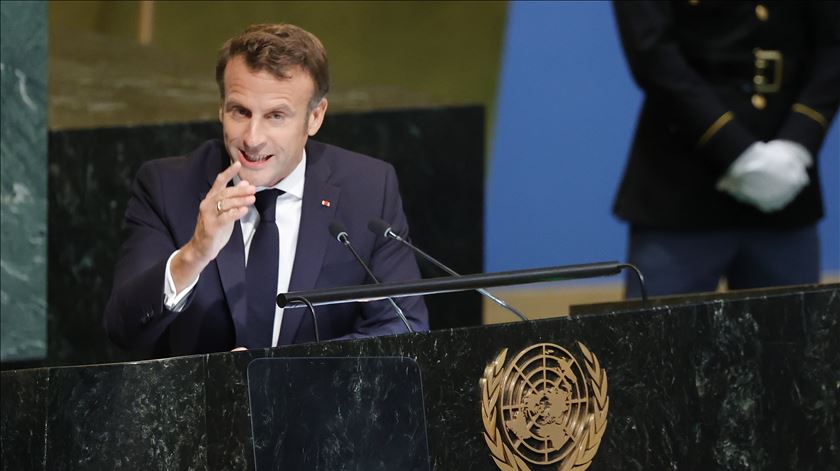 Emmanuel Macron no debate geral da 77.ª sessão da Assembleia Geral das Nações Unidas. Foto: Jason Szenes/EPA