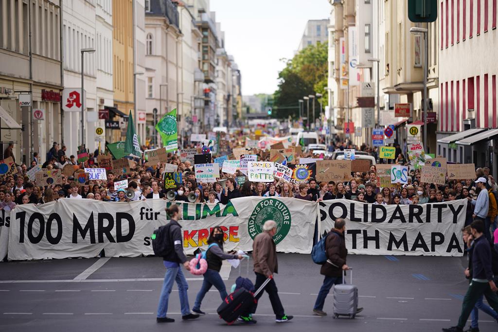 Jovens alemães pedem 100 mil milhões de euros para combater as alterações climáticas. Foto: Clemens Bilan/EPA