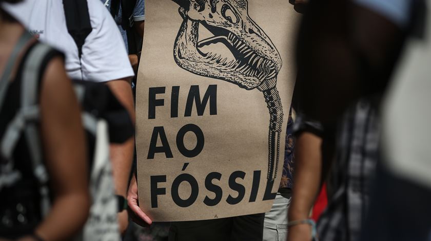 Estudantes bloqueiam Ministério da Saúde para pedir fim dos combustíveis fósseis