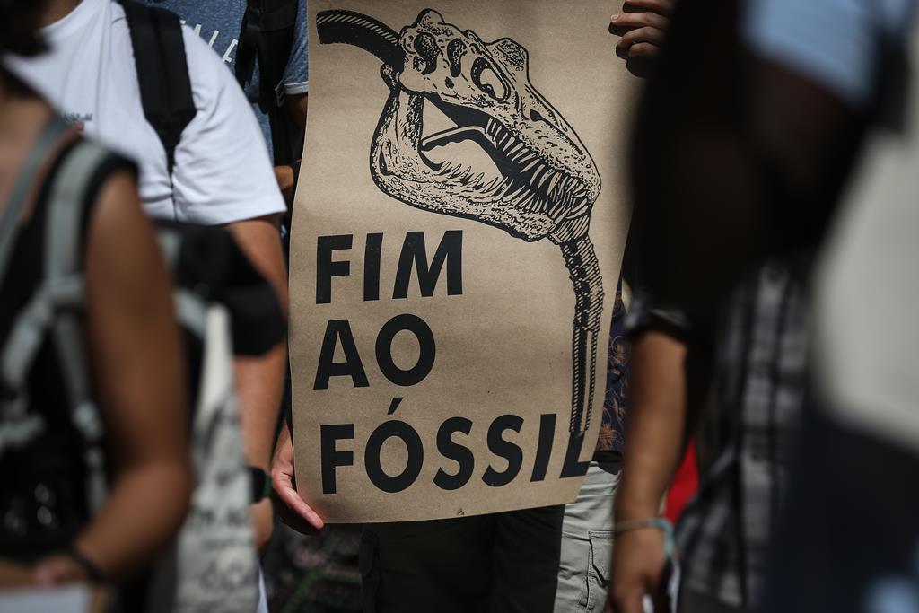 Jovens portugueses pedem o fim do uso de combustíveis fósseis. Foto: Rodrigo Antunes/Lusa