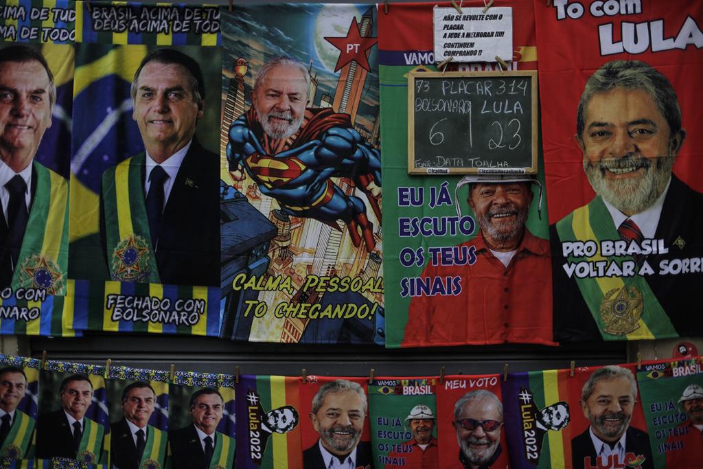 Banca de rua vende toalhas de Jair Bolsonaro e Lula da Silva, os dois principais candidatos às eleições de domingo. Foto: Antonio Lacerda/EPA