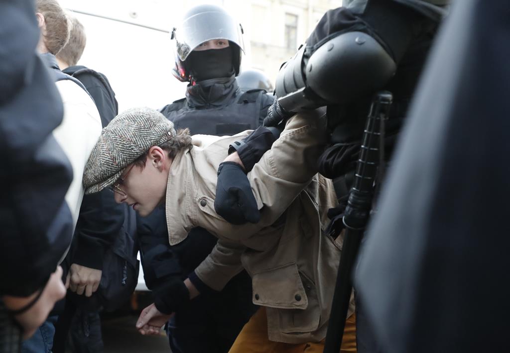 Detenções da polícia em São Petesburgo, na Rússia. Foto: Anatoly Maltsev/EPA
