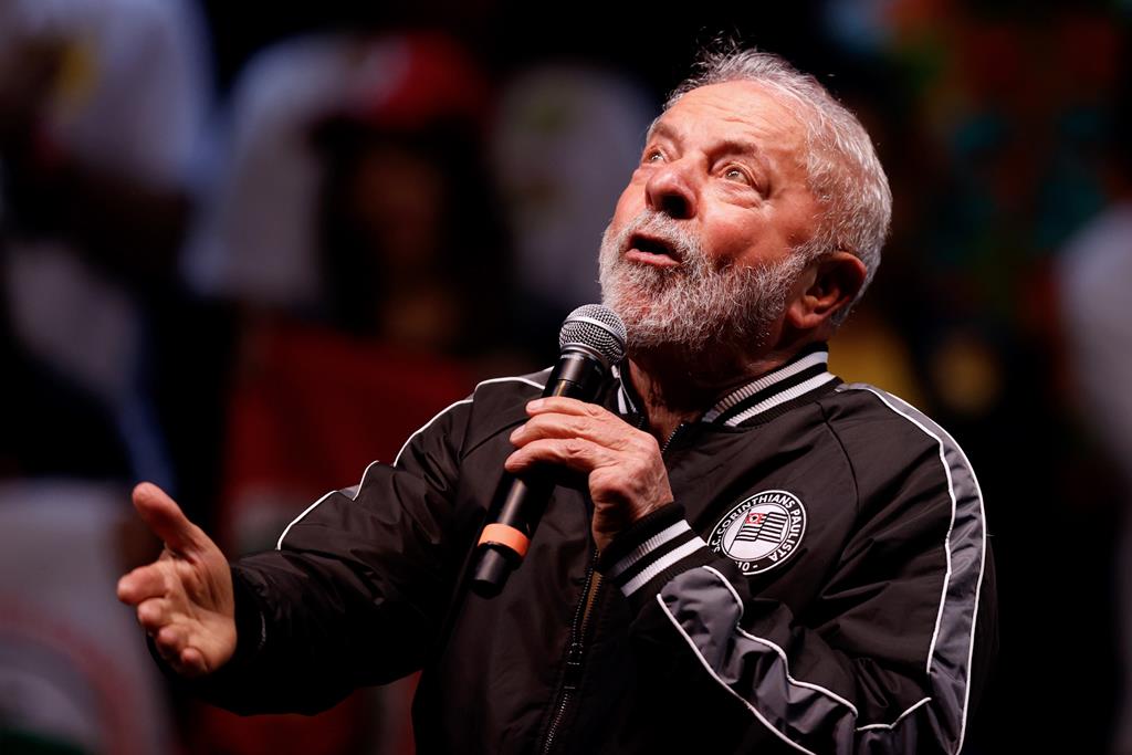Lula da Silva acusa Bolsonaro de inventar notícias falsas. Foto: Fernando Bizerra/EPA