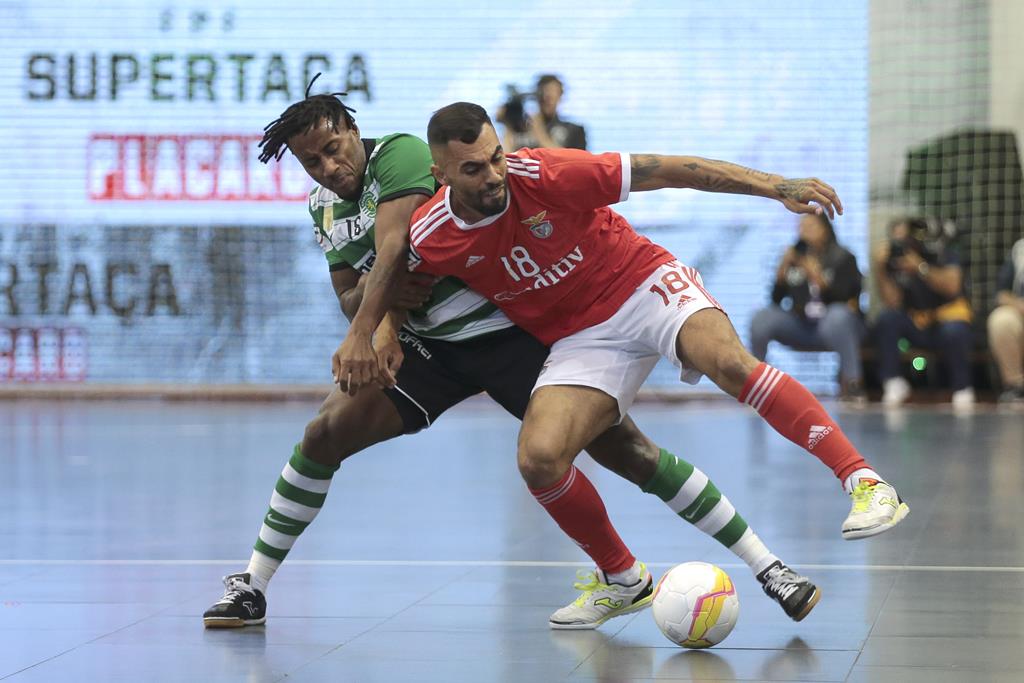 Pany Varela e Diego Nunes durante a Supertaça de Futsal entre Sporting e Benfica. Foto: Manuel Fernando Araújo/Lusa