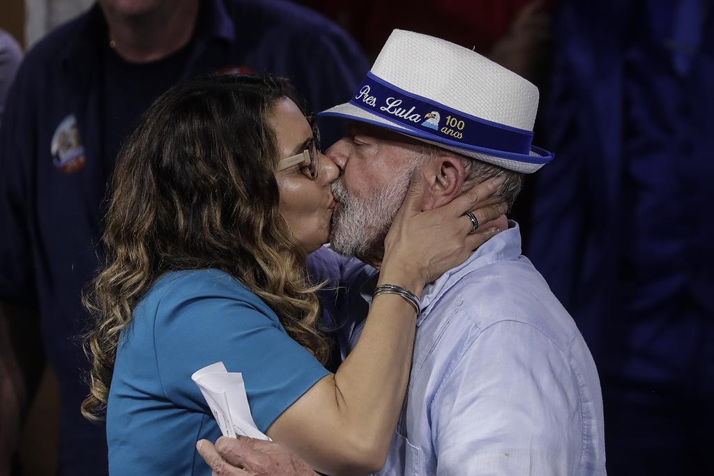 Lula da Silva beija a mulher Rosangela da Silva durante um comício no Rio de Janeiro. Foto: Antonio Lacerda/EPA