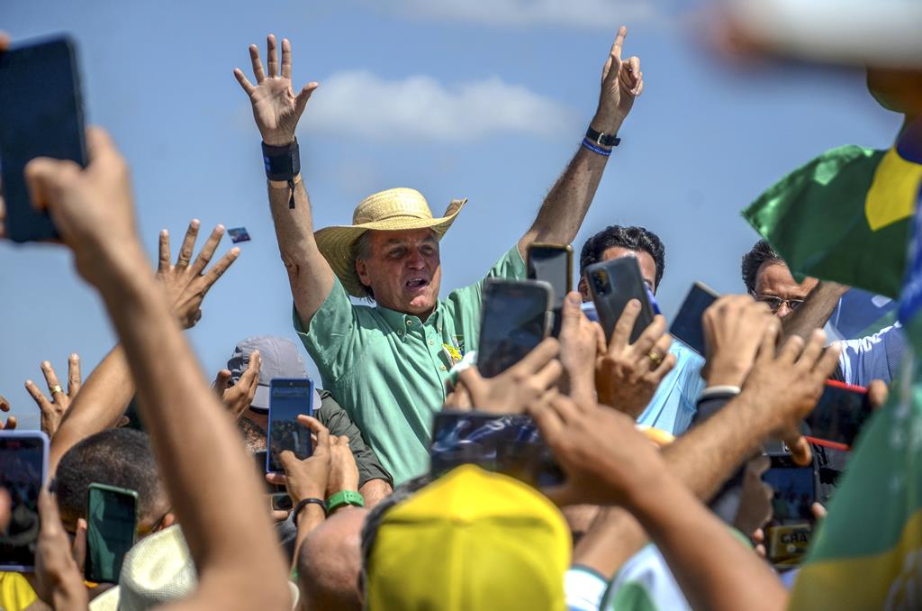 Jair Bolsonaro em campanha pelas ruas de Juazeiro, na Bahia. Foto: Felipe Iruata/EPA