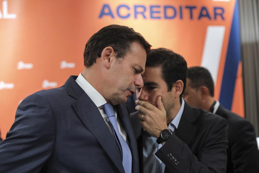 Luís Montenegro conversa com o deputado António Leitão Amaro na reunião do Conselho Nacional. Foto: Miguel A. Lopes/Lusa