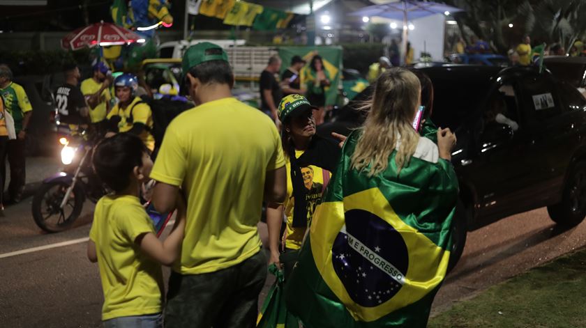 Os apoiantes do Presidente brasileiro e candidato à reeleição, Jair Bolsonaro, reúnem-se em frente da sua casa no bairro da Barra da Tijuca, no Rio de Janeiro, Brasil. Foto: Andre Coelho/EPA
