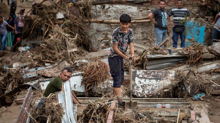 Vinte e cinco mortos e mais de 50 desaparecidos devido ao deslizamento de terras no centro da Venezuela. Foto: Rayner Pena R./EPA