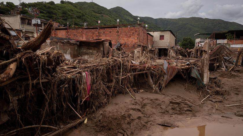 Casas danificadas pelas chuvas. Cinco rios da região galgaram as margens de Los Patos (rio) em Tejerias, estado de Aragua, Venezuela, 09 de Outubro de 2022.  Foto: Rayner Pena R./EPA