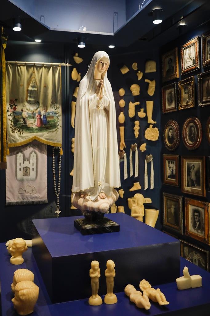 "Guardamos tanto as peças de ouro oferecidas a Nossa Senhora como uma peça de cera", diz diretor do Museu do Santuário. Foto: Paulo Cunha/Lusa 