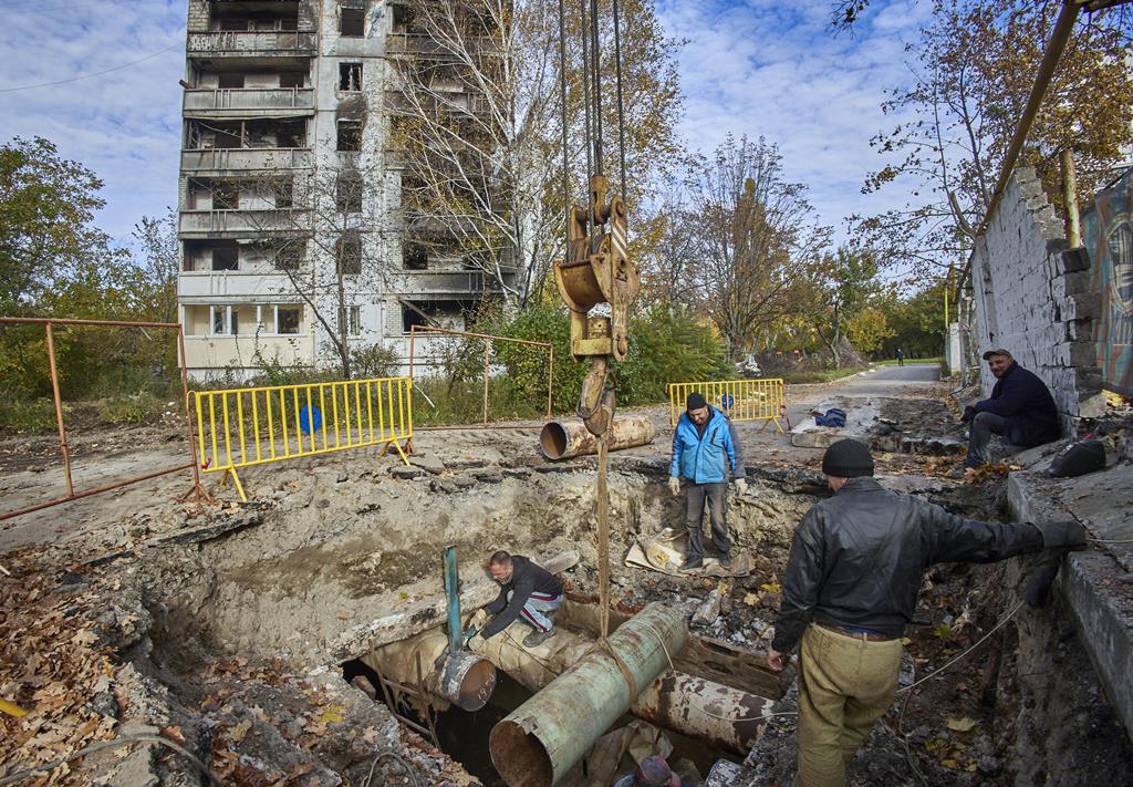 Serviços municipais vão assegurando a reparação dos estragos que são feitos. Foto: Sergey Kozlov/EPA