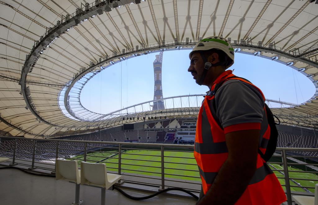 Mundial Qatar 2022. Trabalhador no Estádio Khalifa International Stadium. Foto: Noushad Thekkayil/EPA