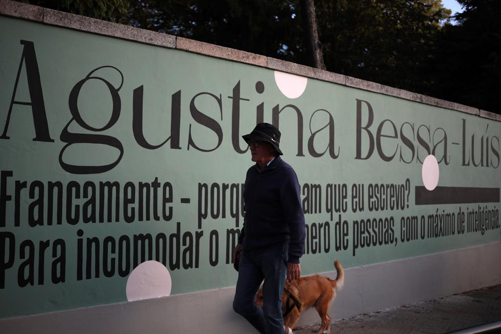Mural dedicado a Agustina Bessa-Luís na sede da CCDR-Norte. Foto: Estela Silva/Lusa