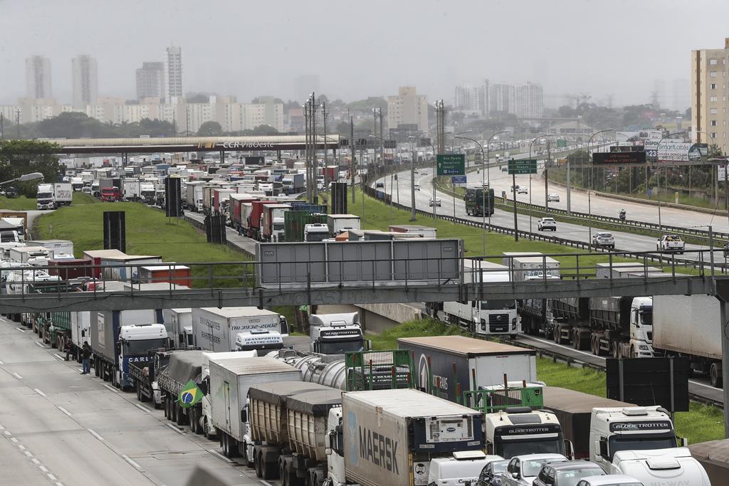 Camiões bloqueiam estradas no Brasil depois da derrota de Jair Bolsonaro. Foto: Sebastiao Moreira/EPA