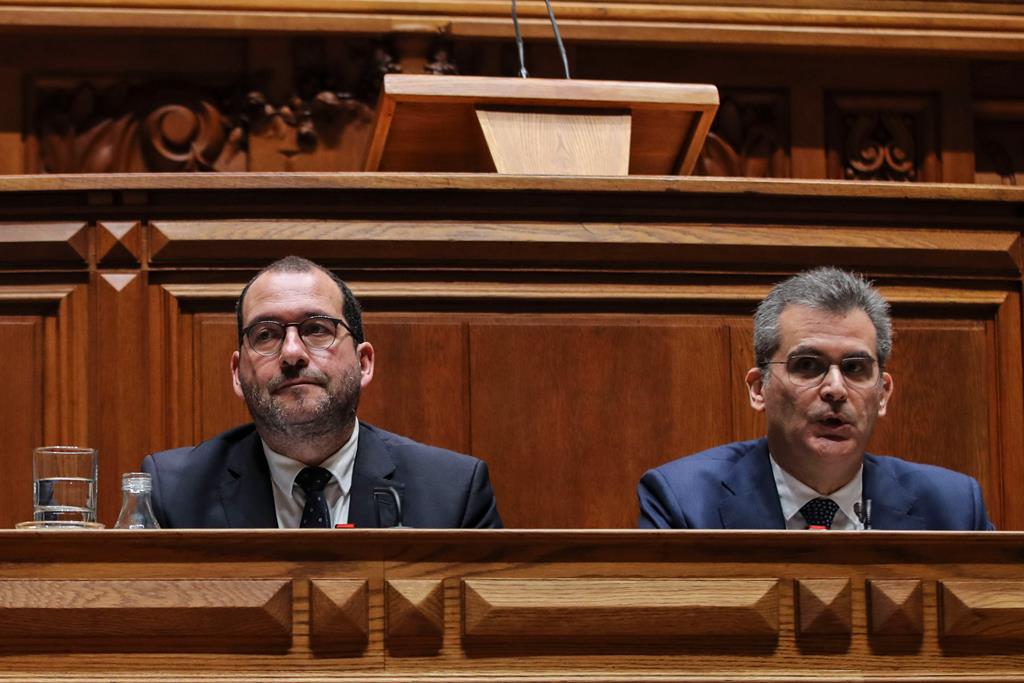 Ministro da Educação, João Costa (à esquerda), no Parlamento. Foto: Manuel De Almeida/Lusa