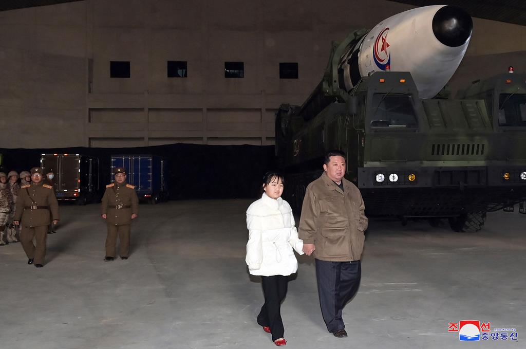 Filha de Kim Jong-un aparece pela primeira vez em público durante testes de um novo tipo de míssil balístico intercontinental. Foto: Kcna/EPA