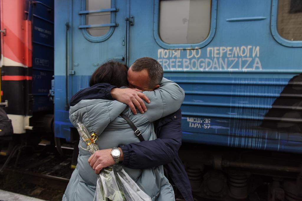 Imagem do primeiro comboio a chegar a Kherson após retirada russa, em novembro de 2022. Foto: Oleg Petrasyuk/EPA (arquivo)