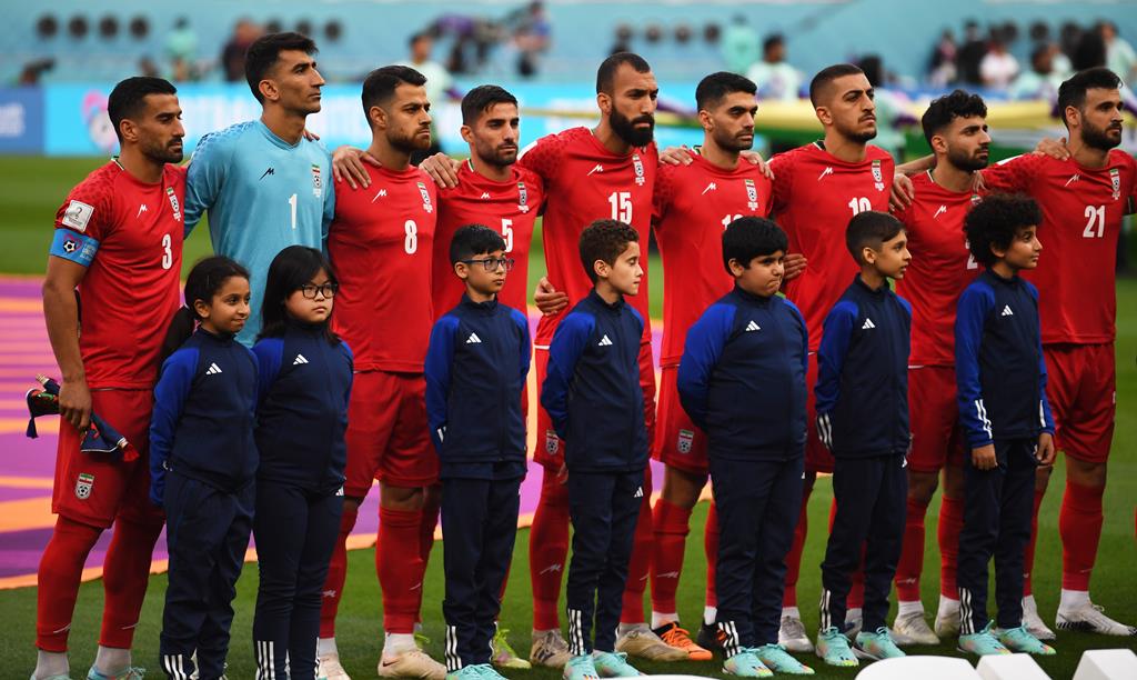 Taremi, do FC Porto, e os restantes dez jogadores da seleção iraniana, treinada por Carlos Queiroz, ficaram em silêncio durante o hino. Poderá ser protesto pela atual situação no Irão. Foto: Neil Hall/EPA